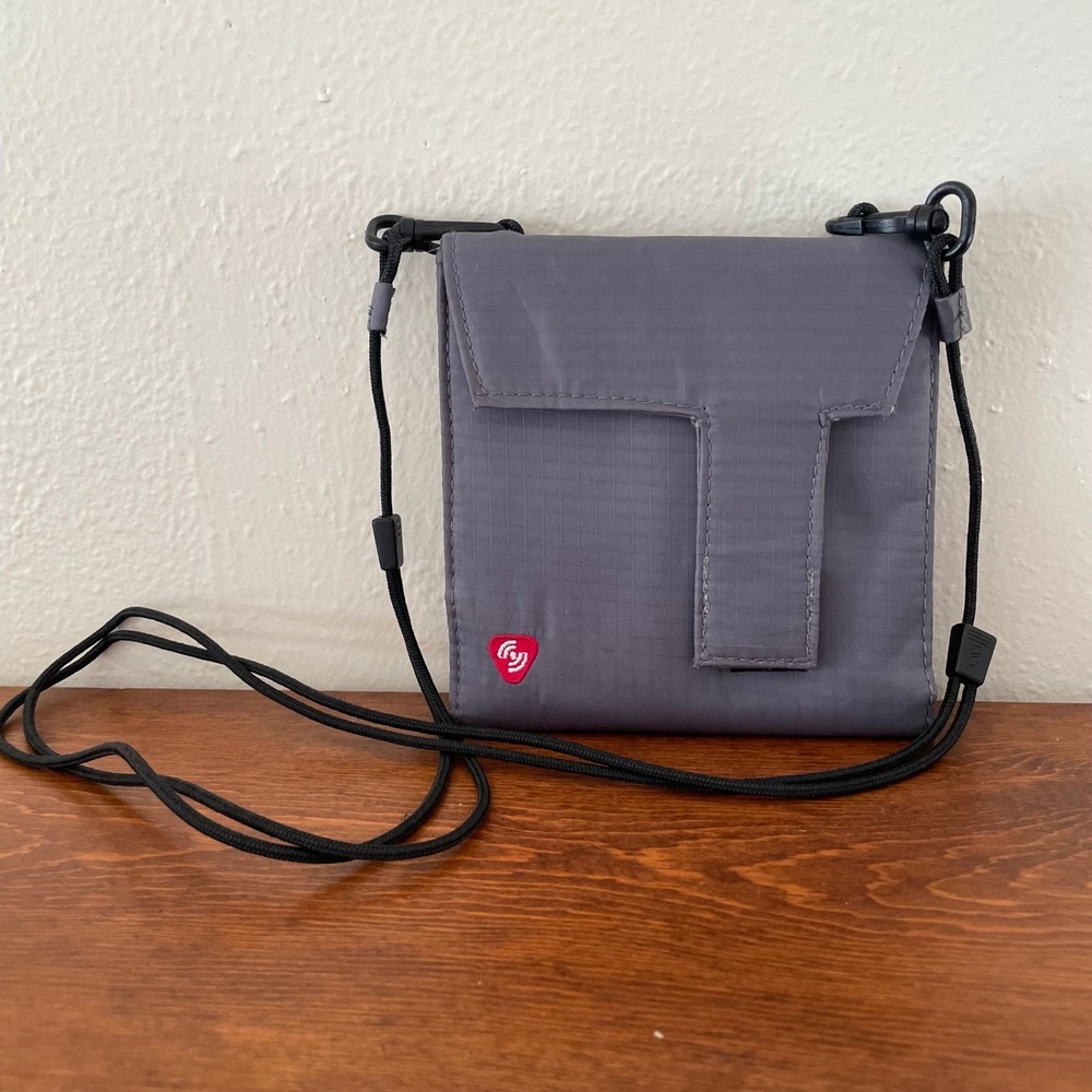 REI Canvas trifold RFID Wallet Passport Crossbody Bag‎ Pouch pockets ID Travel